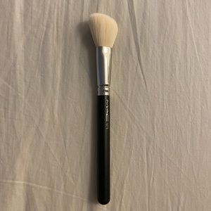 MAC COSMETICS #168 Synthetic Large Angled Contour Brush